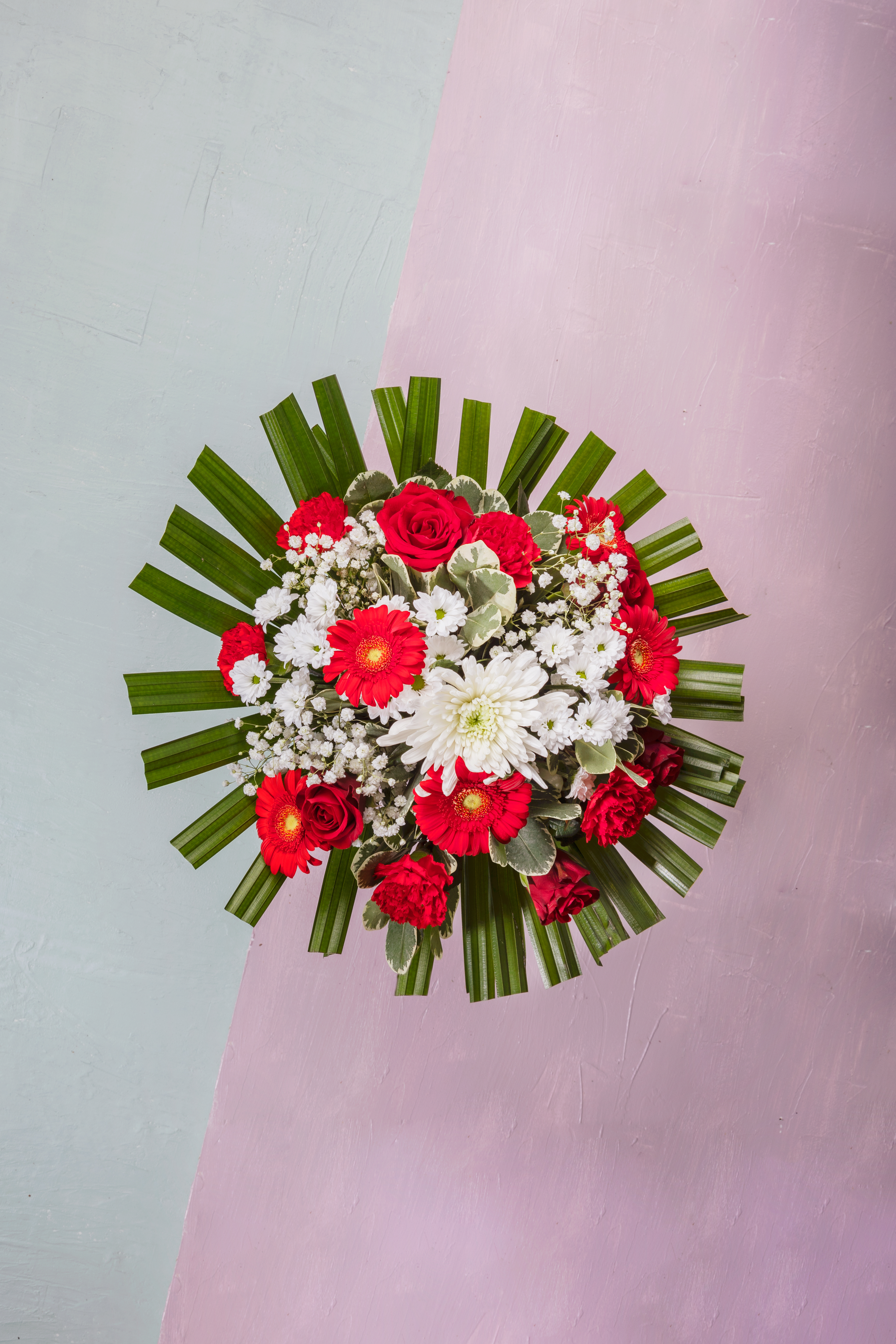 Bouquet de fleurs rouges et blanches